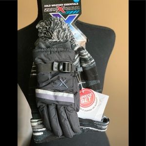 This beautiful hat and gloves it for young boys